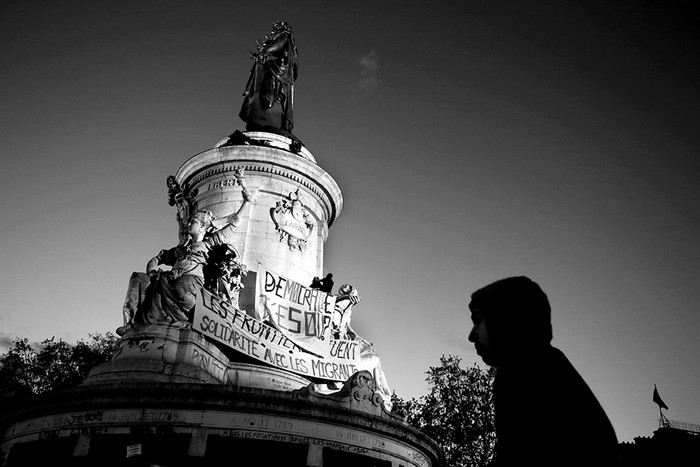 Manifestantes del movimiento Nuit Debout, en el monumento de la Plaza de la República, ayer, en París. / Foto: Joel Saget, AFP