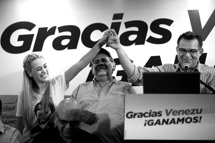 Lilian Tintori y Enrique Márquez, miembro del Comité Ejecutivo del comando de campaña y diputado electo, se saludan durante una rueda de prensa de la coalición opositora Mesa de la Unidad Democrática,
el lunes en Caracas (Venezuela). Foto: Manaure Quintero, Efe