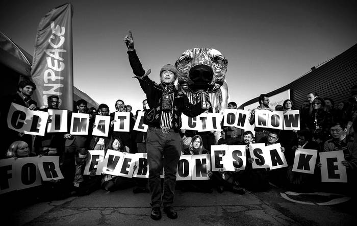 Bill Erasmus, jefe regional de la Assambly of First Nations, y un grupo de representantes de Greenpeace, delante de una réplica del oso polar gigante, durante un acto de Greenpeace sobre el cambio climático en la conferencia del clima COP21, el miércoles en Le Bourget, al norte de París, Francia. Foto: Ian Langsdon, Efe