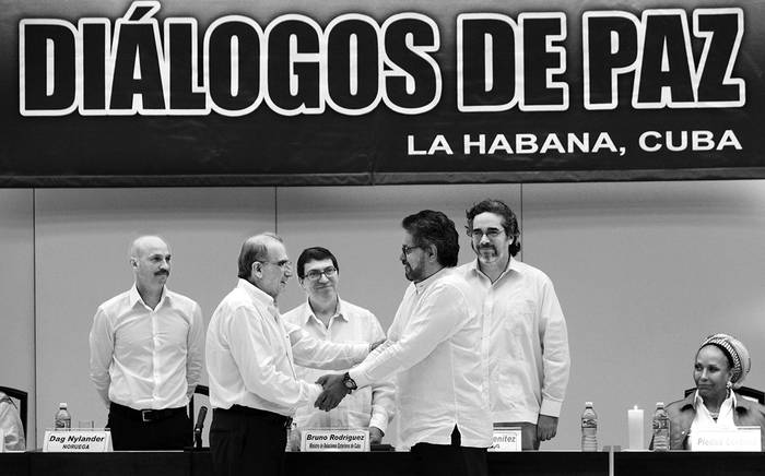 Humberto de la Calle, jefe de la delegación de paz del gobierno colombiano, y Luciano Marín, alias Iván Márquez, segundo jefe de las FARC, se saludan ayer en La Habana, Cuba. Foto:Ernesto Mastrascusa, Efe
