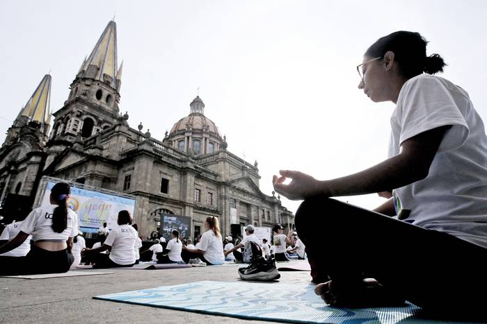 Durante el Día Internacional del Yoga en Guadalajara, Estado de Jalisco, México, el 26 de junio. · Foto: Ulises Ruiz, AFP