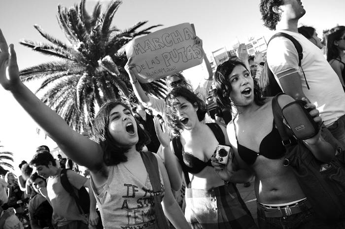 Primera Marcha de las Putas, contra el acoso callejero y la violencia sexual, el sábado en el Parque Rodó de Montevideo. · Foto: Nicolás Celaya