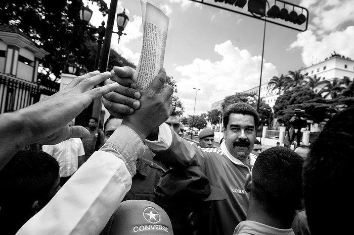 Nicolás Maduro junto a un grupo de seguidores en las inmediaciones del palacio presidencial, el martes 15 de diciembre en la ciudad de Caracas (Venezuela). Foto: Etienne Laurent, Efe