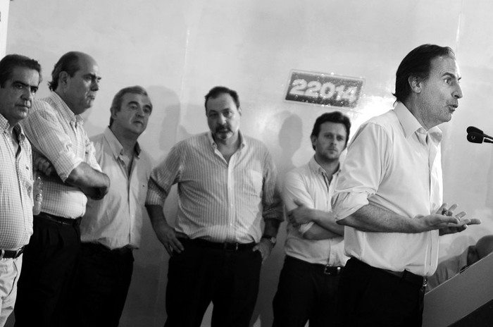 Francisco Gallinal, Pablo Abdala, Jorge Larrañaga, Jorge Gandini, Álvaro Dastugue y Álvaro Garcé, ayer, en el lanzamiento de la lista 22014 de Alianza Nacional de Montevideo. Foto: Pablo Vignali