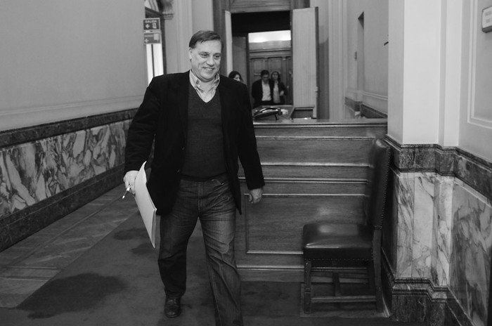 Carlos Varela durante un cuarto intermedio de la reunión de bancada del Frente Amplio, ayer, en el Palacio Legislativo. Foto: Pablo Vignali