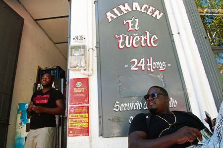 Alberto y Amauri, ambos son dominicanos y migraron a Uruguay hace 4 años. Foto: Manuela Aldabe Alberto y Amauri, ambos son dominicanos y migraron a Uruguay hace 4 años. Foto: Manuela Aldabe