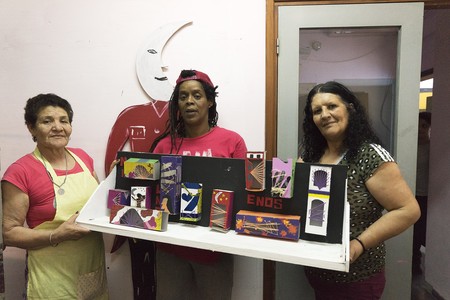 Nancy, Lucía y Blanca, con la maqueta del escenario del Museo del Carnaval. · Foto: Mariana Greif Nancy, Lucía y Blanca, con la maqueta del escenario del Museo del Carnaval. · Foto: Mariana Greif