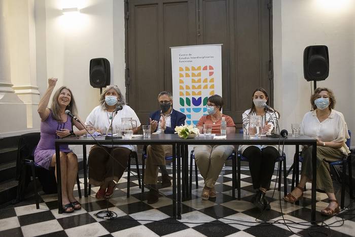 De izquierda a derecha: Niki Johnson , Ana Corbacho, Rodrigo Arim, Gladys Ceretta, Mariana Denis y Susana Rostagnol, en la presentación del nuevo Centro de Estudios Interdisciplinarios de la Udelar, el 13 de diciembre en la FIC. · Foto: .