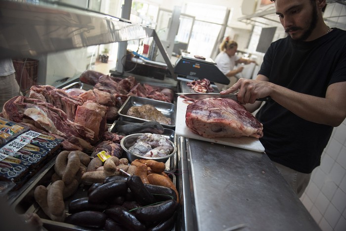 Carnicería en el barrio Cordón. · Foto: Gianni Schiaffarino