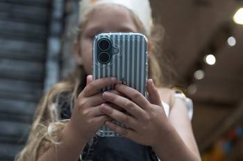Foto principal del artículo 'Uso de celulares en la infancia y la adolescencia: de la poca problematización en familias a las dificultades para abordarlo en centros educativos' · Foto: Martin Hernández Müller