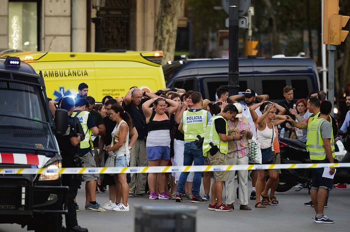 La policía realiza controles de identidad tras el atentado en las Ramblas en Barcelona, el 17 de agosto. Foto: Josep Lago, Afp