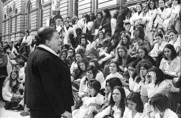 Reina Reyes en clase abierta de Magisterio, en el marco de un conflicto por reclamo presupuestal. Explanada de la Universidad de la República, década de 1960. · Foto: S.d. (fotógrafos del Diario El Popular), CdF