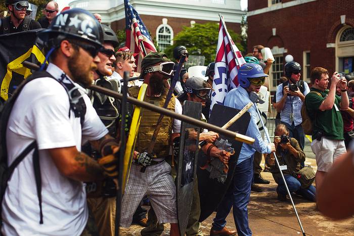 Supremacistas blancos en formación para enfrentar a contramanifestantes, el 12 de agosto en Charlottesville, Virginia. Foto: Shay Horse, Afp