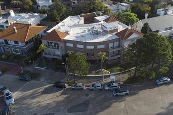 Edificio Miraflores Corp. en el barrio de Carrasco. · Foto: Gianni Schiaffarino
