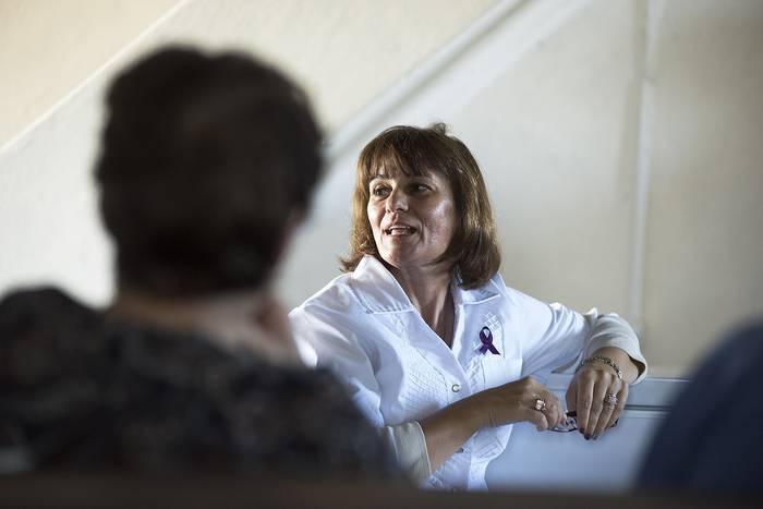 La doctora Graciela Rocha, dialogando con los pacientes antes de la consulta. · Foto: Federico Gutiérrez