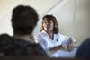 La doctora Graciela Rocha, dialogando con los pacientes antes de la consulta. · Foto: Federico Gutiérrez La doctora Graciela Rocha, dialogando con los pacientes antes de la consulta. · Foto: Federico Gutiérrez