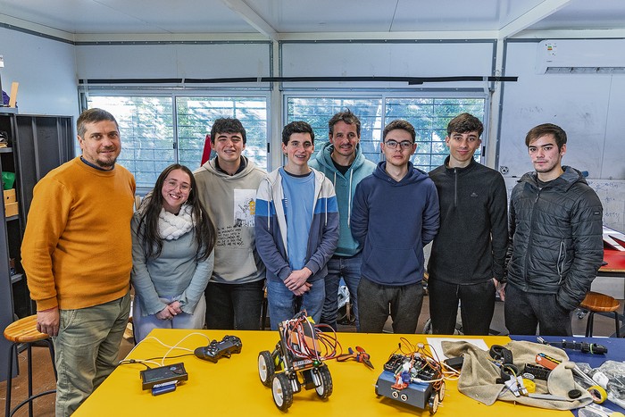 Santiago Vigo, Selene Deniz, Agustín Rodríguez, Valentino Re, Nicolás Re, Ernesto González, Ibrahim Pettinari y Santiago Gutiérrez, alumnos y docentes del liceo Tomás Berreta de Canelones. · Foto: Rodrigo Viera Amaral
