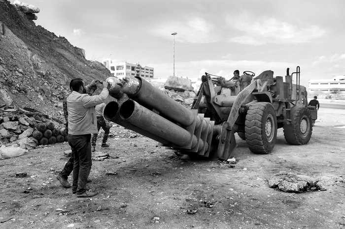 Luchadores del Ejército Libre Sirio cargan un lanzacohetes casero unido a un tractor en la vecindad de Jeque Maqsud, de la ciudad siria de Alepo, el 2 de diciembre de 2015. Foto: Ismail Abdulrahman, Afp