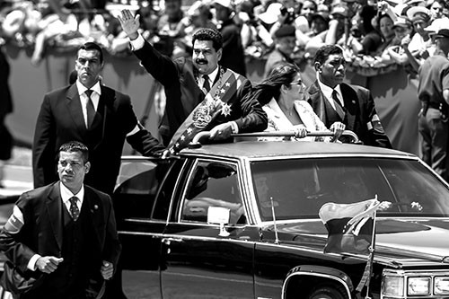 Nicolás Maduro, presidente de Venezuela, y Cilia Flores, primera dama, ayer durante el desfile militar para conmemorar el primer aniversario del la muerte de Hugo Chávez, en el Paseo Los Proceres, en Caracas (Venezuela). / Foto: Miguel Gutierrez, Efe