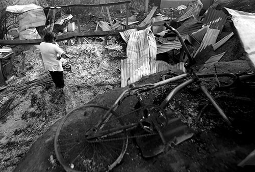 Habitante de uno de los cerros de la zona urbana de la ciudad chilena de Valparaíso (Chile) ante los restos de su casa ayer. /Foto:  Felipe Trueba,Efe