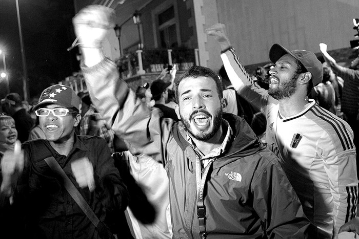 Votantes de la opositora Mesa de Unidad Democrática festejan los resultados electorales, el lunes en la ciudad de Caracas (Venezuela). Foto: Manaure Quintero, Efe