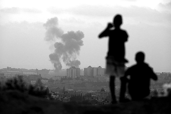 Vista de la Franja de Gaza, tras un ataque israelí, ayer. /Foto: Abir Sultan, Efe.