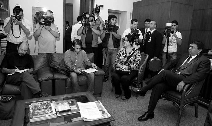 Reunión de Francisco de Varga, ministro del Interior paraguayo, con Santiago Ortiz, secretario general del Sindicato de Periodistas del Paraguay, el lunes en Asunción. / Foto: Andrés Cristaldo, Efe
