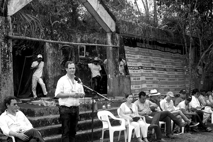 Sergio Jaramillo (2-i), hablando junto al integrante de las FARC Félix Antonio Muñoz (i), alias Pastor Alape, el 5 de diciembre de 2015, durante el acto de solicitud de perdón de las FARC hacia la población en Bojayá, al oeste de Chocó (Colombia). Foto: s/d de Autor, Efe