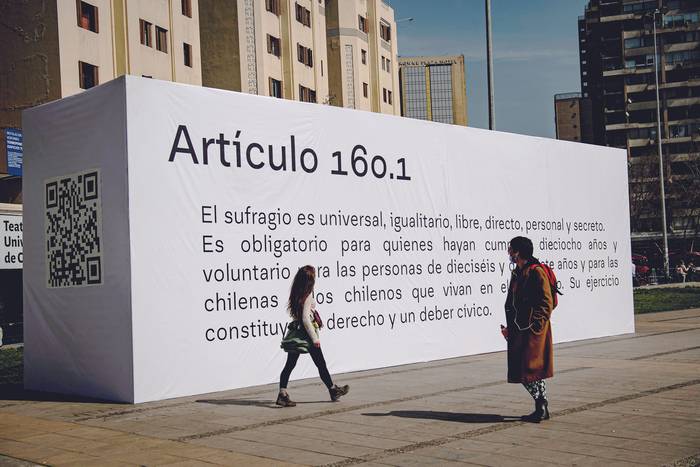 Instalación con artículos de la nueva Constitución en Santiago, el 23 de agosto. · Foto: Martín Bernetti, AFP