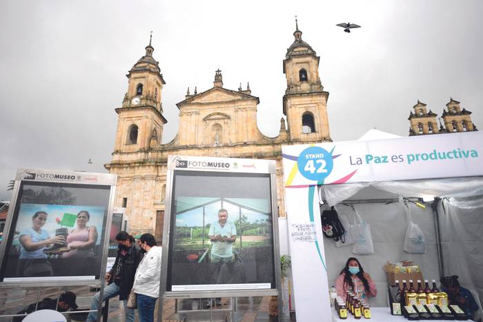 Feria organizada por las FARC en la Plaza Bolívar de Bogotá, el 23 de noviembre de 2021. · Foto: Raúl Arboleda, AFP