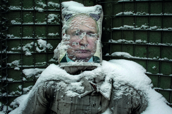 Práctica de tiro en una trinchera en la línea del frente cerca de la aldea de Zolote, en la región de Lugansk, en Ucrania el 21 de enero de 2022. · Foto: Anatolii Stepanov, AFP