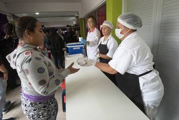 Entrega de almuerzo para escolares, en la escuela 350 de Casavalle.(archivo, marzo 2020) · Foto: Federico Gutiérrez