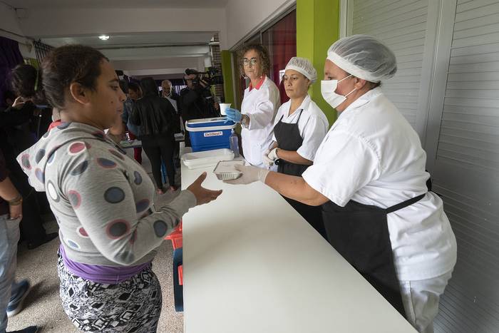 Entrega de almuerzo para escolares, en la escuela 350 de Casavalle.(archivo, marzo 2020) · Foto: Federico Gutiérrez