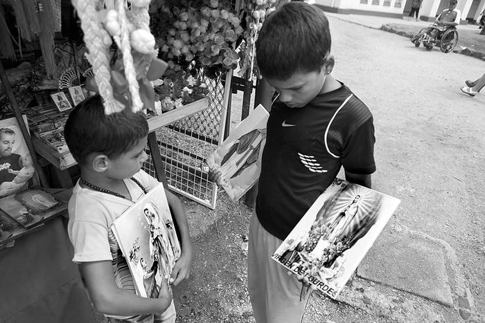 Niños venden imágenes religiosas en la Gruta de Lourdes. (archivo, febrero de 2013) · Foto: Pedro Rincón Niños venden imágenes religiosas en la Gruta de Lourdes. (archivo, febrero de 2013) · Foto: Pedro Rincón