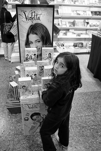 Una niña en la apertura de la Feria Internacional del Libro, en el atrio de la Intendencia de Montevideo.  · Foto: Iván Franco, EFE