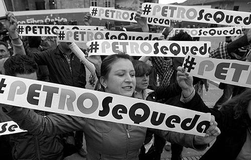 Manifestantes gritan consignas en contra del procurador general de Colombia, Alejandro Ordóñez, por destituir al alcalde de Bogotá, Gustavo Petro, en la Plaza de Bolívar, en Bogotá (Colombia). / Foto: Mauricio Dueñas Castañeda, Efe