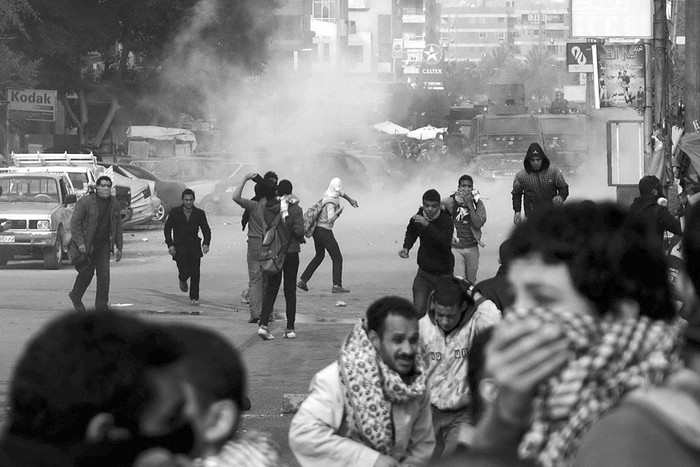 Varios simpatizantes de Los Hermanos Musulmanes huyen del gas lacrimógeno lanzado por la policía antidisturbios durante una protesta en El Cairo, Egipto. 
 · Foto:  Ahmed El-najar, Efe
