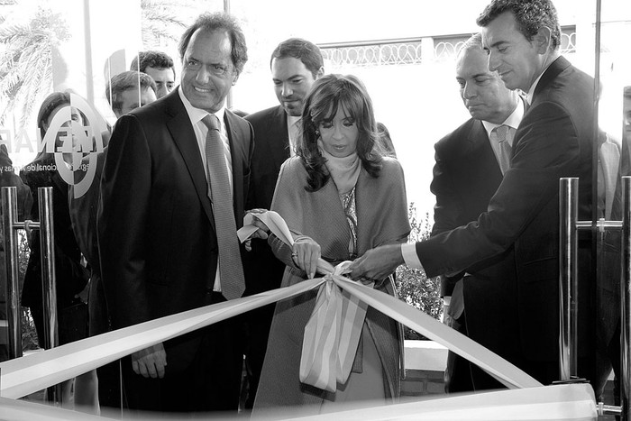 Cristina Fernández, presidenta argentina, Daniel Scioli, gobernador de la provincia de Buenos Aires, y Florencio Randazzo, ministro de Transporte, durante la inauguración del nuevo edificio del Banco de Materiales Controlados. Foto: Efe, Presidencia Argentina