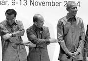 El presidente estadounidense, Barack Obama (d), posa junto al presidente birmano, Thein Sein (c), y el primer ministro chino, Li Keqiang (i), para una foto de familia de la cumbre de la Asociación de Naciones del Sudeste Asiático, ayer, en Naypyidó, Birmania. / Foto: Barbara Walton, Efe