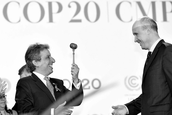 El polaco Marcin Korolec entrega el cargo al ministro peruano del Ambiente, Manuel Pulgar Vidal, en la Conferencia de las Partes sobre el Cambio Climático, ayer, en Lima (Perú). Foto s/d de autor, Efe