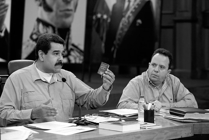 El presidente venezolano, Nicolás Maduro, acompañando del ministro de Economía, Finanzas y Banca Pública, Rodolfo Marco Torres,
durante una reunión con integrantes del gabinete, el domingo, en Caracas (Venezuela).
Foto: Prensa de Miraflores, s/d de autor
