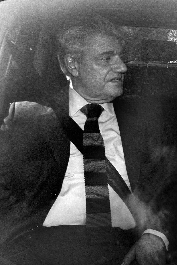 Carlos Eugenio Lavín, uno de los controladores del grupo económico Penta, sale en un
vehículo, después de que fiscales chilenos lo interrogaron, el 6 de enero, en Santiago
de Chile. Foto: Fernando Nahuel, Efe