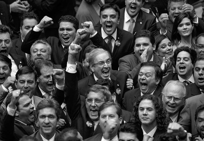 Eduardo Cunha (c), presidente de la cámara baja de Brasil, elegido para un nuevo mandato de dos años, el lunes, en Brasilia, Brasil.
Foto: Wilson Dias, agencia Brasil