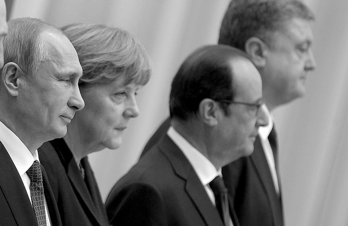 Vladimir Putin, presidente de Rusia, Angela Merkel, canciller alemana, François Hollande, presidente de Francia, y Petro Poroshenko, presidente de Ucrania, durante la cumbre de mandatarios cuatripartita para la paz en Ucrania, ayer, en Minsk, Bielorrusia. Foto: Maxim Shipenkov, Efe