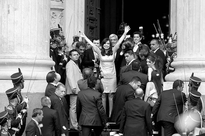 Cristina Fernández saluda luego de su discurso de apertura del período de sesiones ordinarias en el Parlamento, ayer, en el Congreso en Buenos Aires (Argentina). Foto: Enrique García Medina, Efe