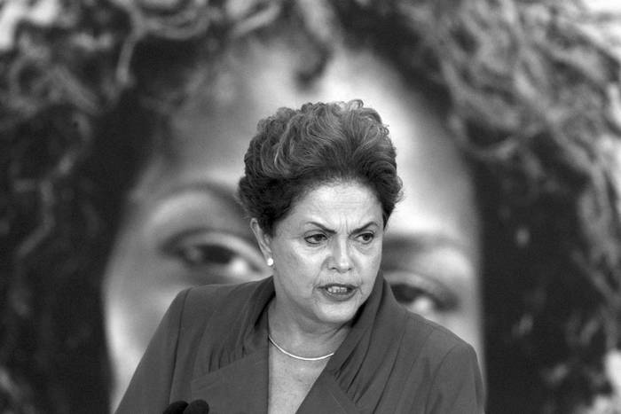 Dilma Rousseff habla en una ceremonia, ayer, en el Palacio de Planalto en Brasilia (Brasil). Foto: Fernando Bizerra Jr., Efe