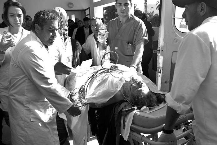 Una herida es trasladada del Museo del Bardo al hospital Charle Nicol, ayer, después del atentado perpetrado en Túnez (Túnez). Foto: Efe, s/d de autor