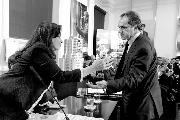 Cristina Fernández saluda al gobernador bonaerense Daniel Scioli. Foto: Presidencia argentina, s/d de autor
