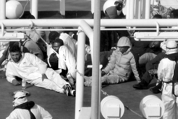 Inmigrantes rescatados del barco naufragado Gregoretti, ayer, en el puerto de La Valeta, en Malta. Foto: Efe s/d de autor
