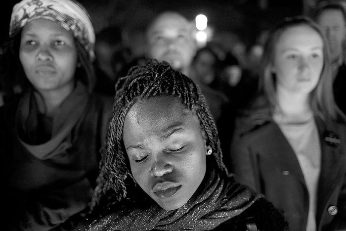 Vigilia en memoria de las víctimas de los recientes ataques xenófobos, ayer, en Johannesburgo, Sudáfrica. Foto: Kim Ludbrook, Efe